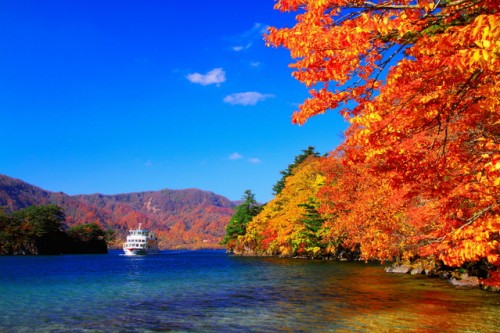 紅葉の十和田湖
